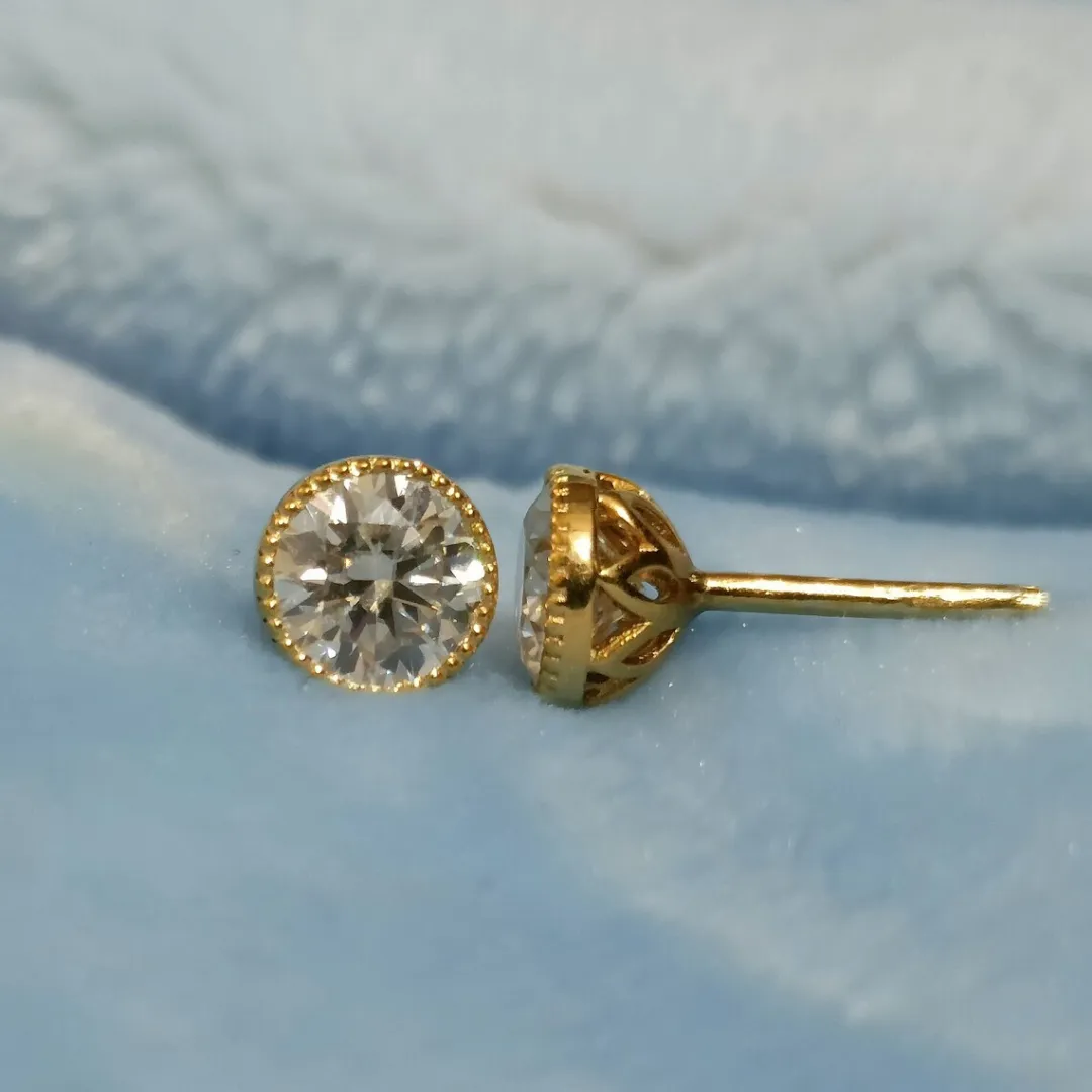 /public/photos/live/Round Brilliant Moissanite Stud Earrings (4).webp